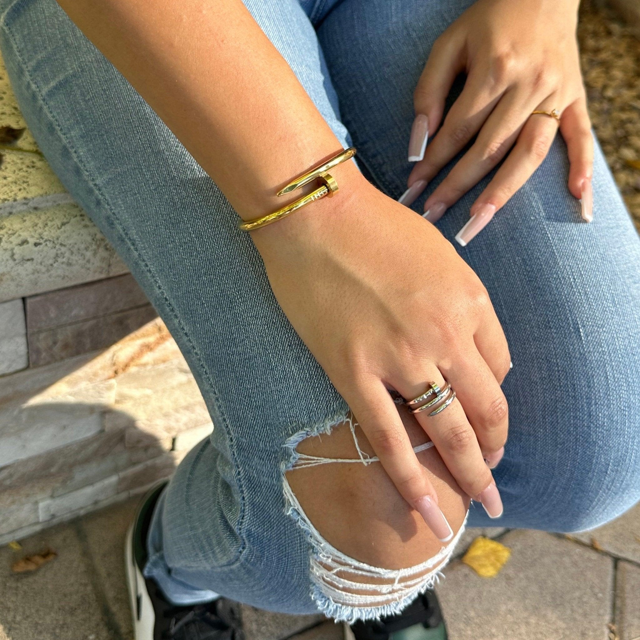 18k Gold Clavo Bracelet Bangle