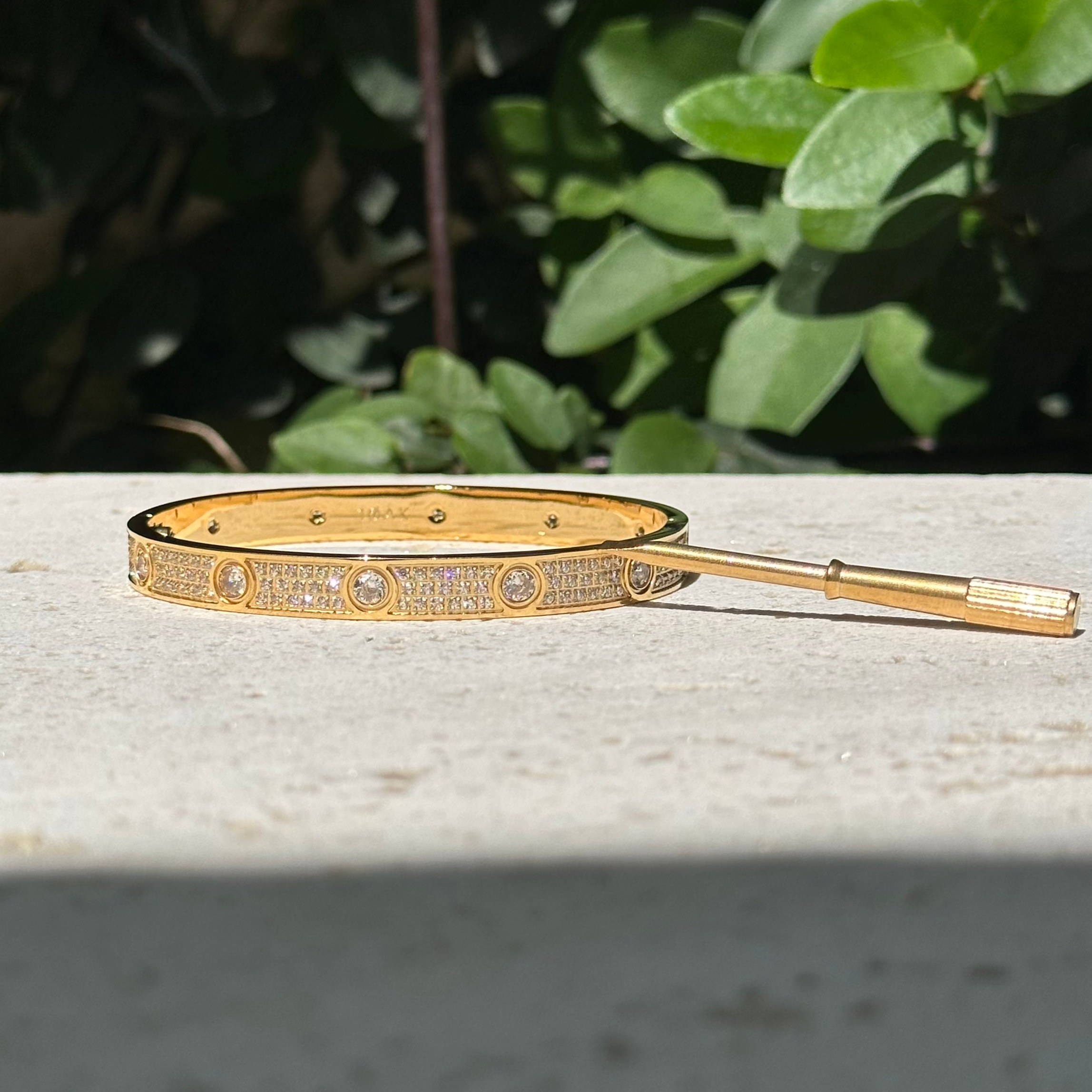 Brazalete tipo esclava atornillable de oro de 18 k con incrustaciones de gemas en fila triple