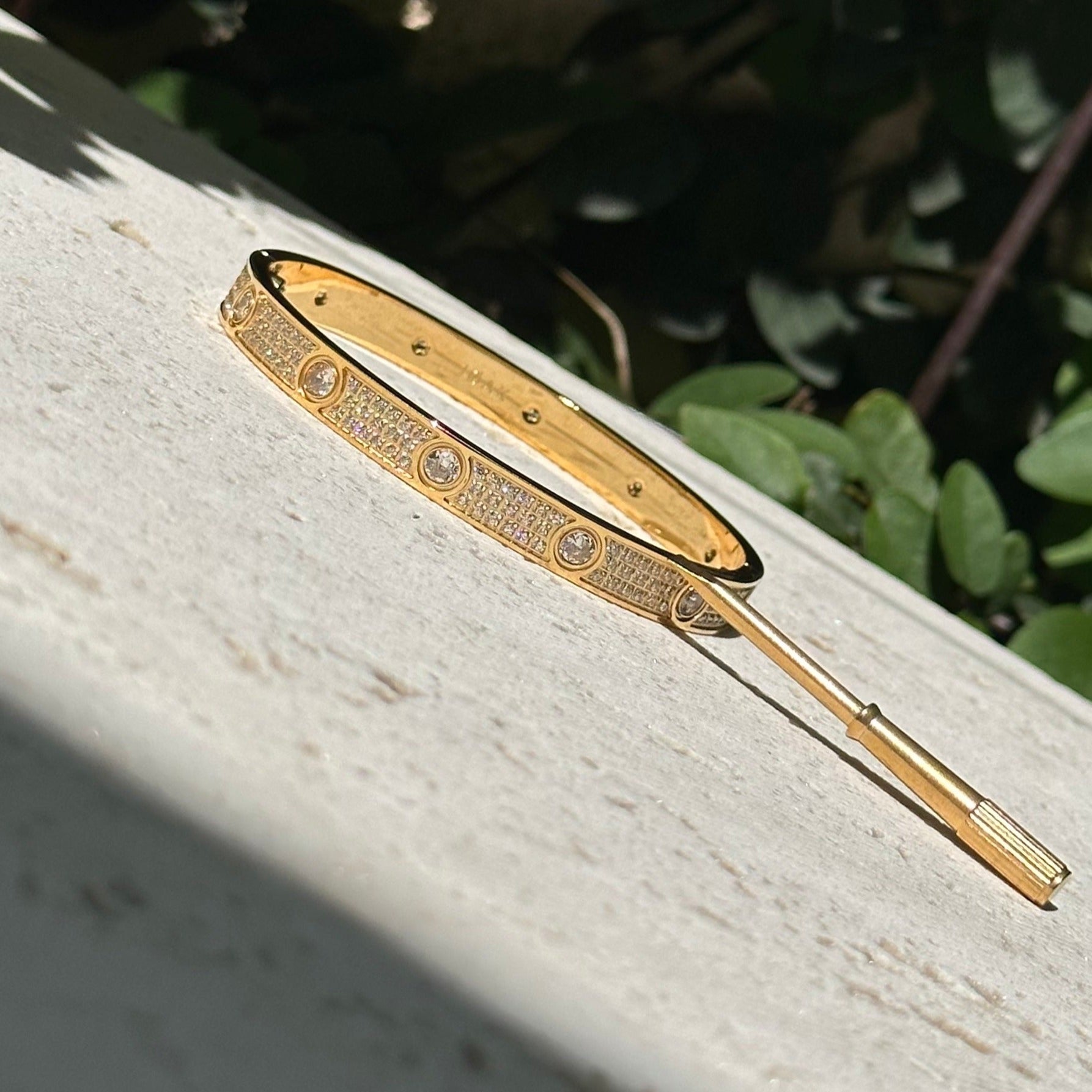 Brazalete tipo esclava atornillable de oro de 18 k con incrustaciones de gemas en fila triple