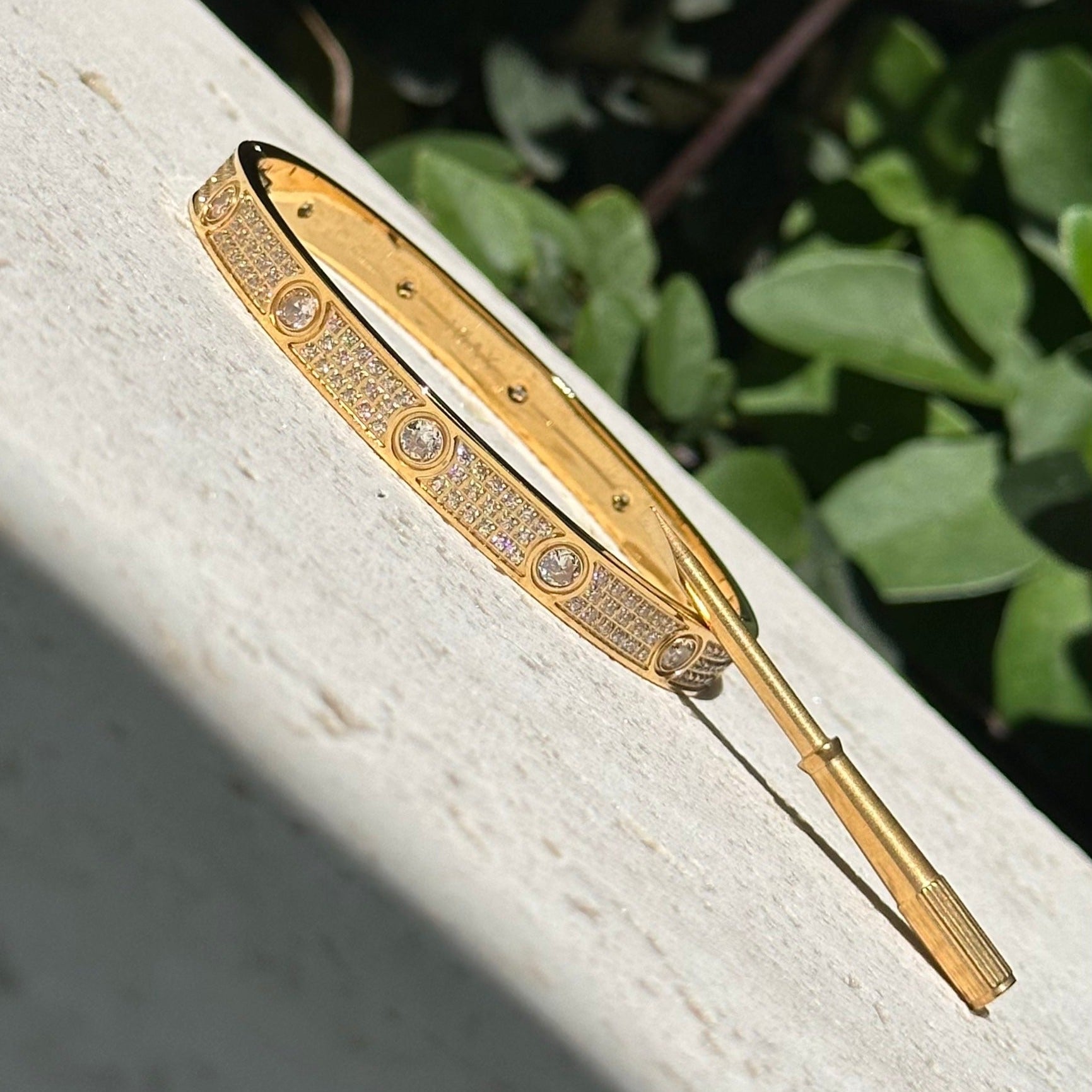 Brazalete tipo esclava atornillable de oro de 18 k con incrustaciones de gemas en fila triple