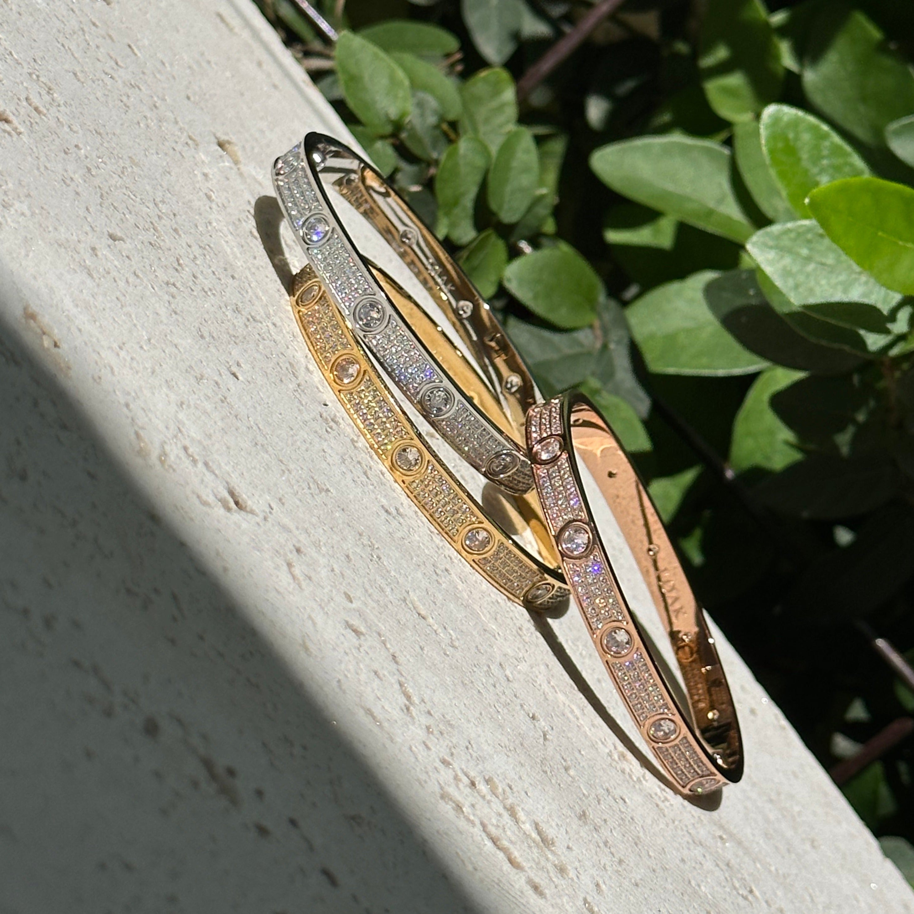 Brazalete tipo esclava atornillable de oro de 18 k con incrustaciones de gemas en fila triple