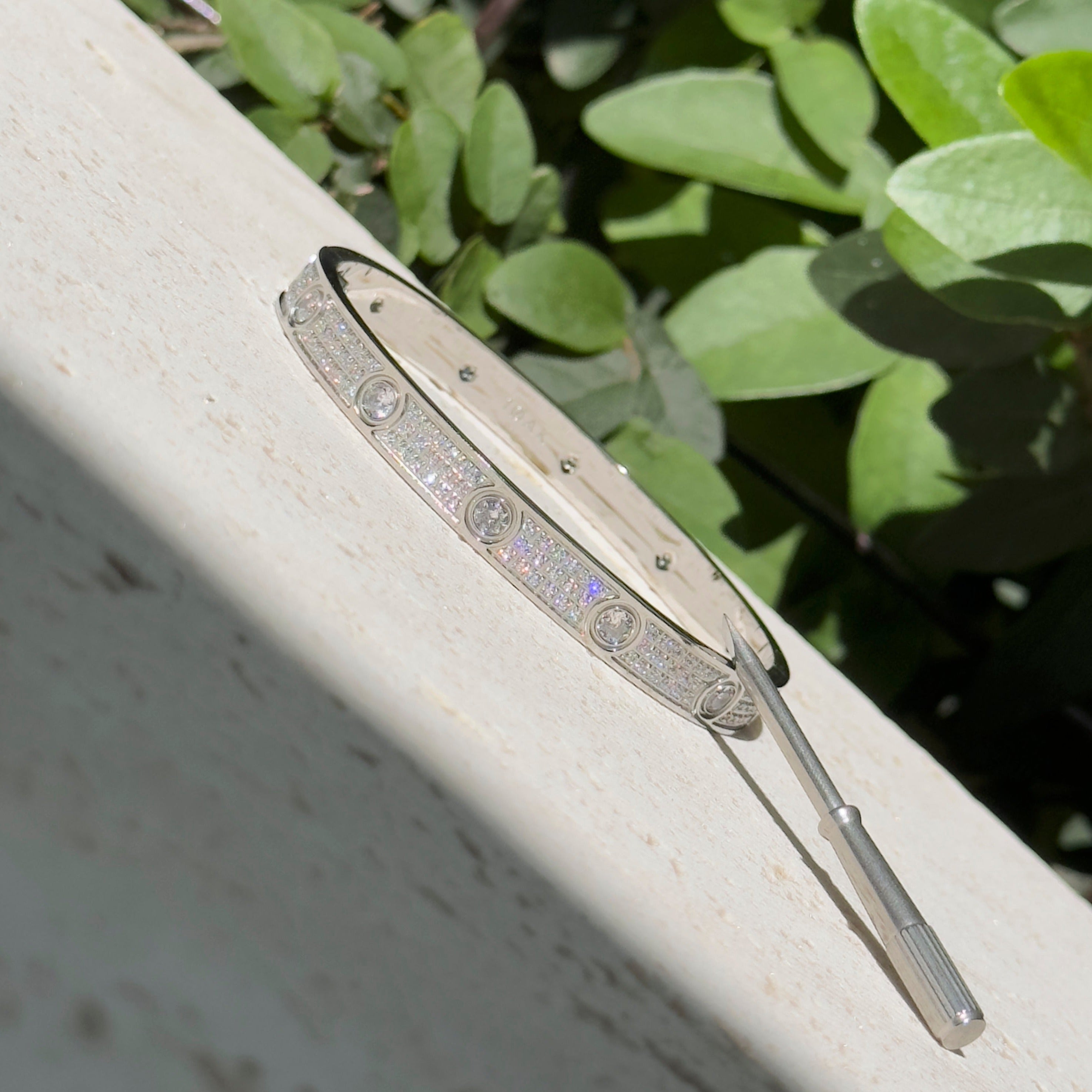 Brazalete tipo esclava atornillable de oro de 18 k con incrustaciones de gemas en fila triple