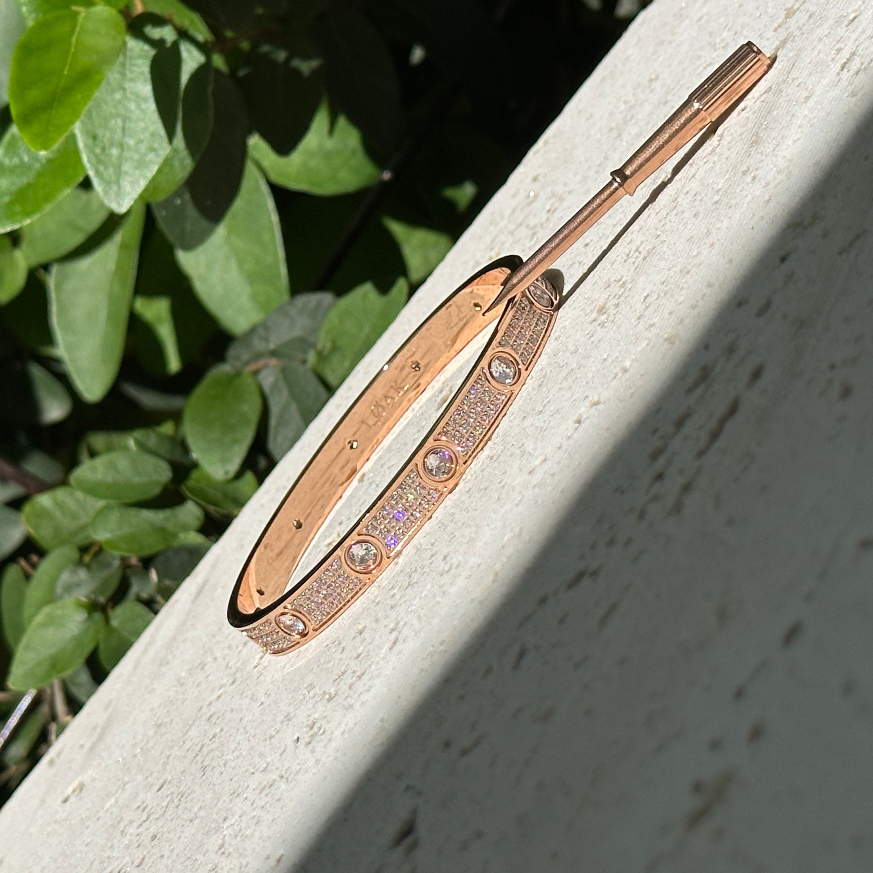 Brazalete tipo esclava atornillable de oro de 18 k con incrustaciones de gemas en fila triple