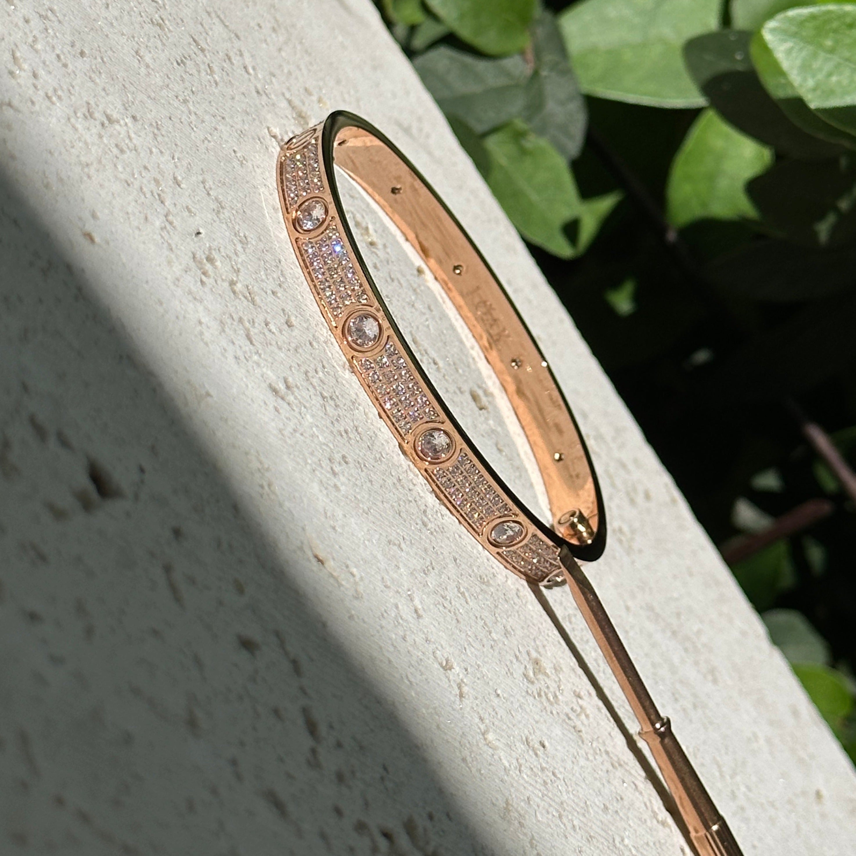 Brazalete tipo esclava atornillable de oro de 18 k con incrustaciones de gemas en fila triple
