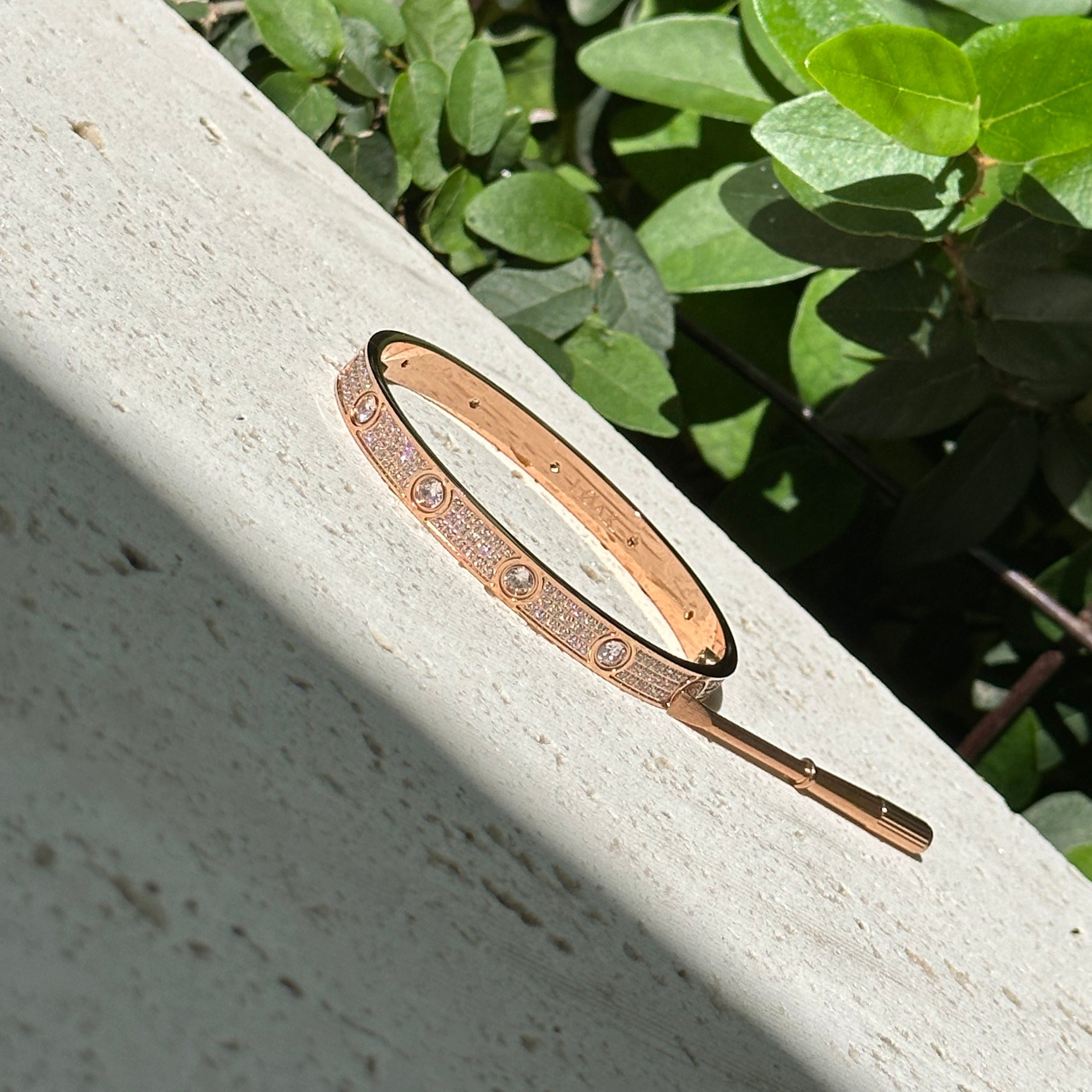 Brazalete tipo esclava atornillable de oro de 18 k con incrustaciones de gemas en fila triple