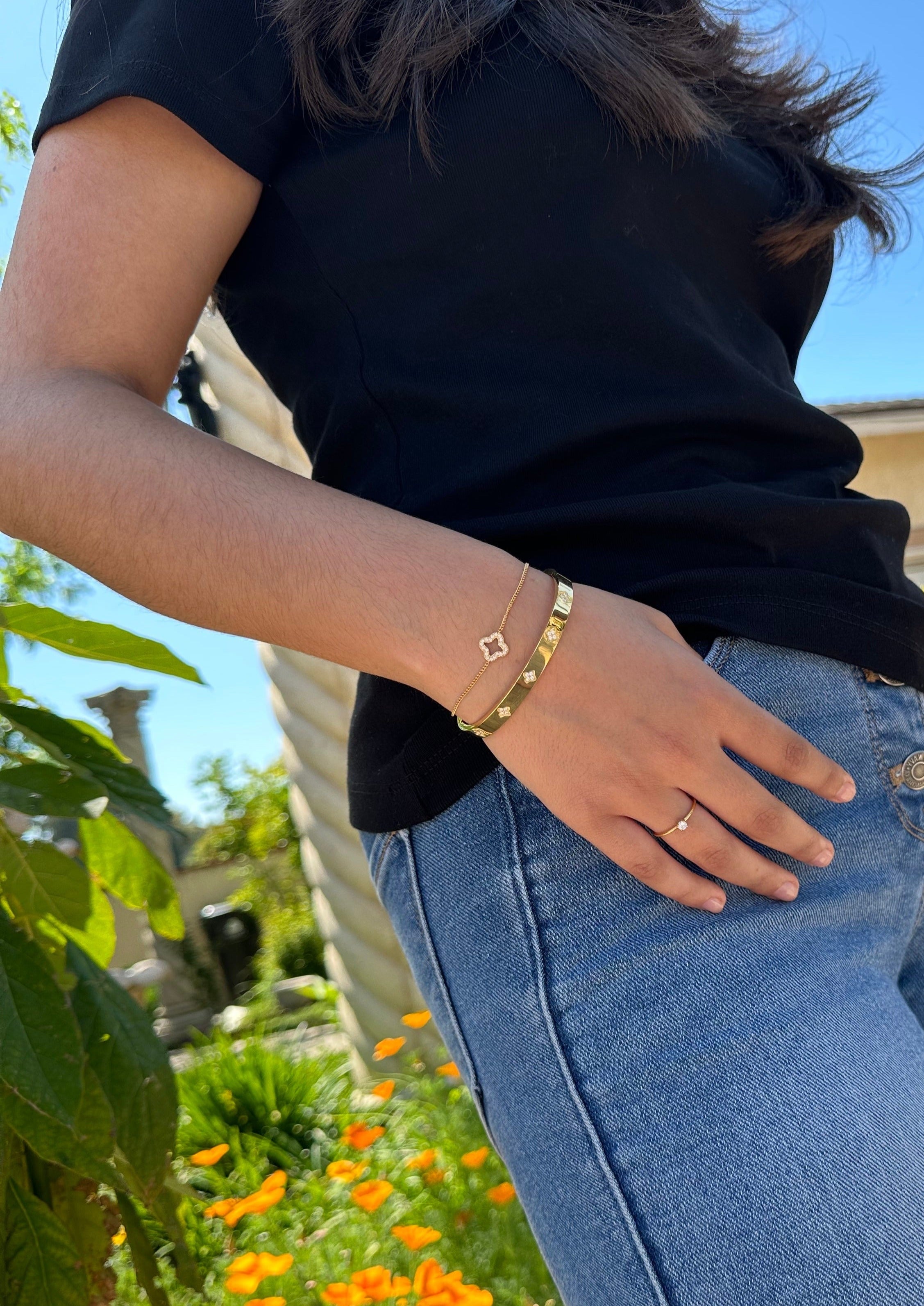 18k jewelry set with a solitaire ring, chain bracelet, solid bangle