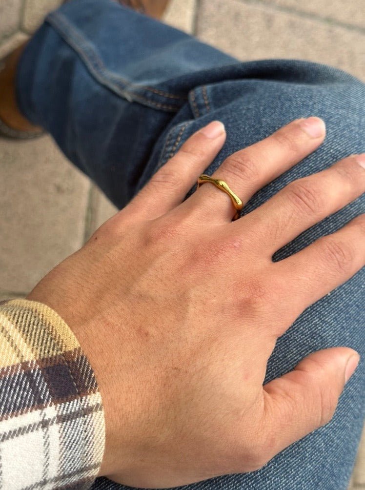 Anillo de onda ondulada de oro de 14 quilates