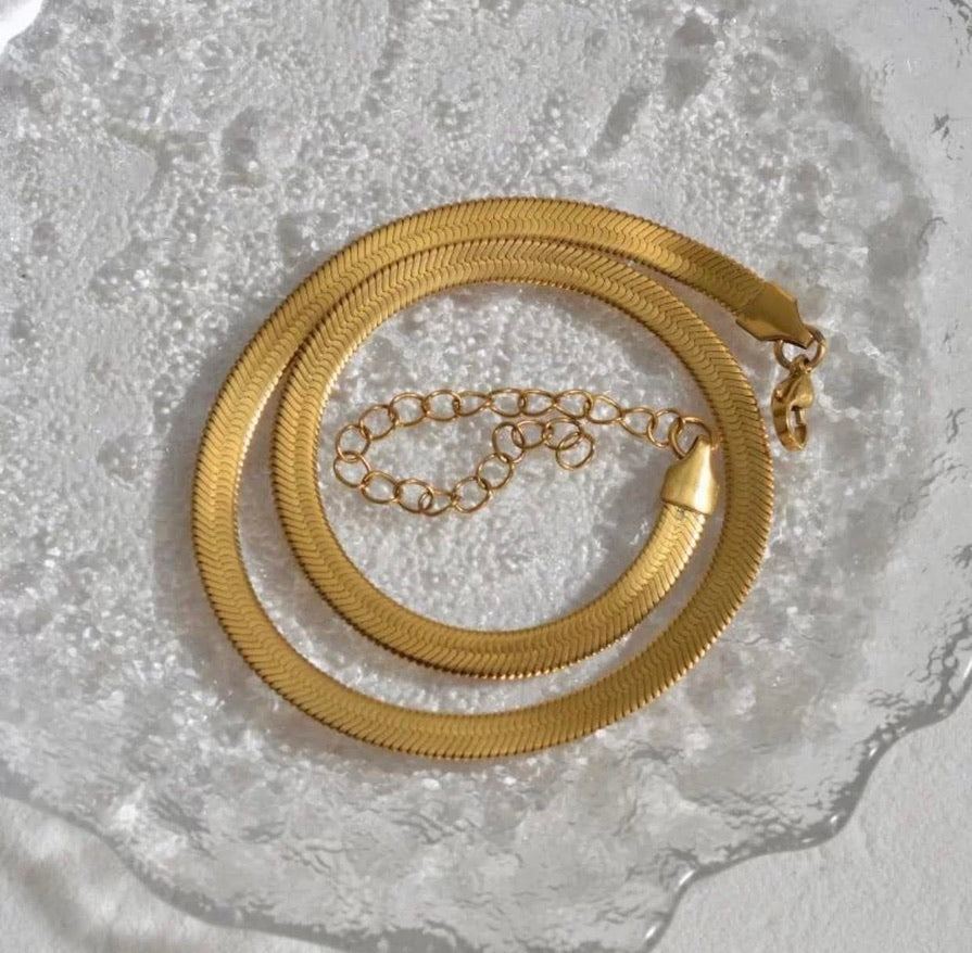 size-of-Men's-18k-Gold-Chain-Herringbone-Flat-Snake-Chain-Bracelet-at-1oaks.com
