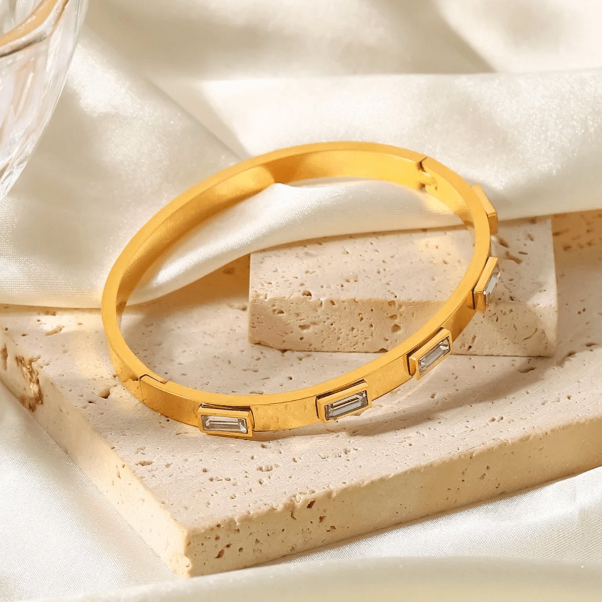 Brave Baguette Dainty Gold Bracelet - 1 Øak
