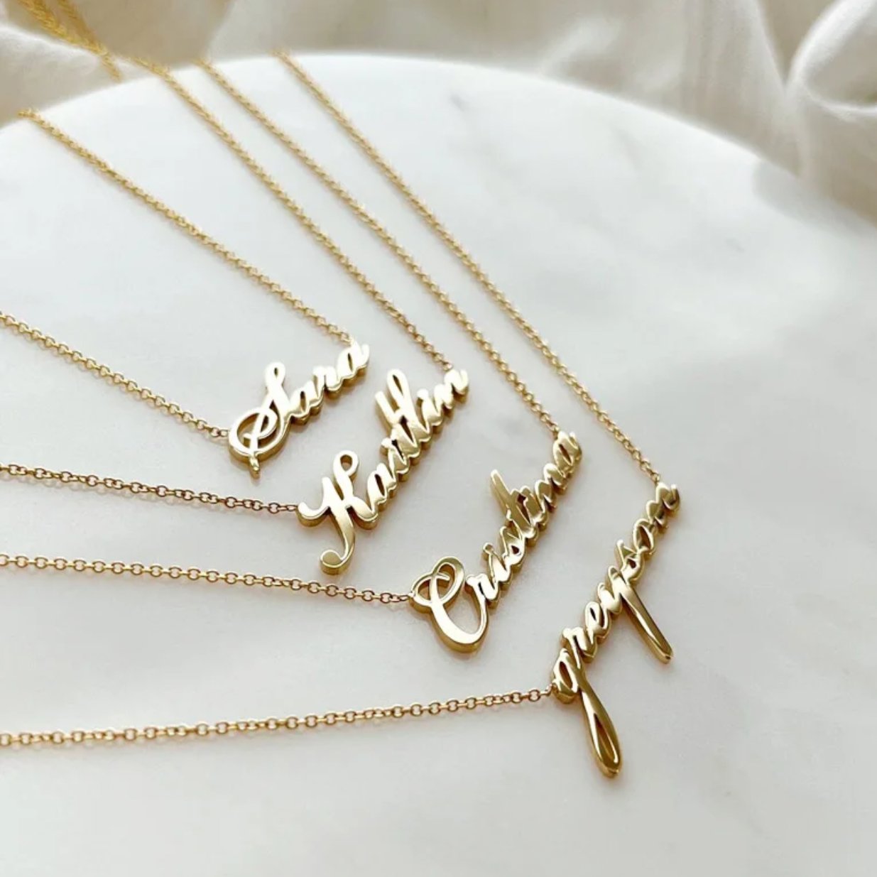 Collar personalizado con nombre en oro de 18 quilates