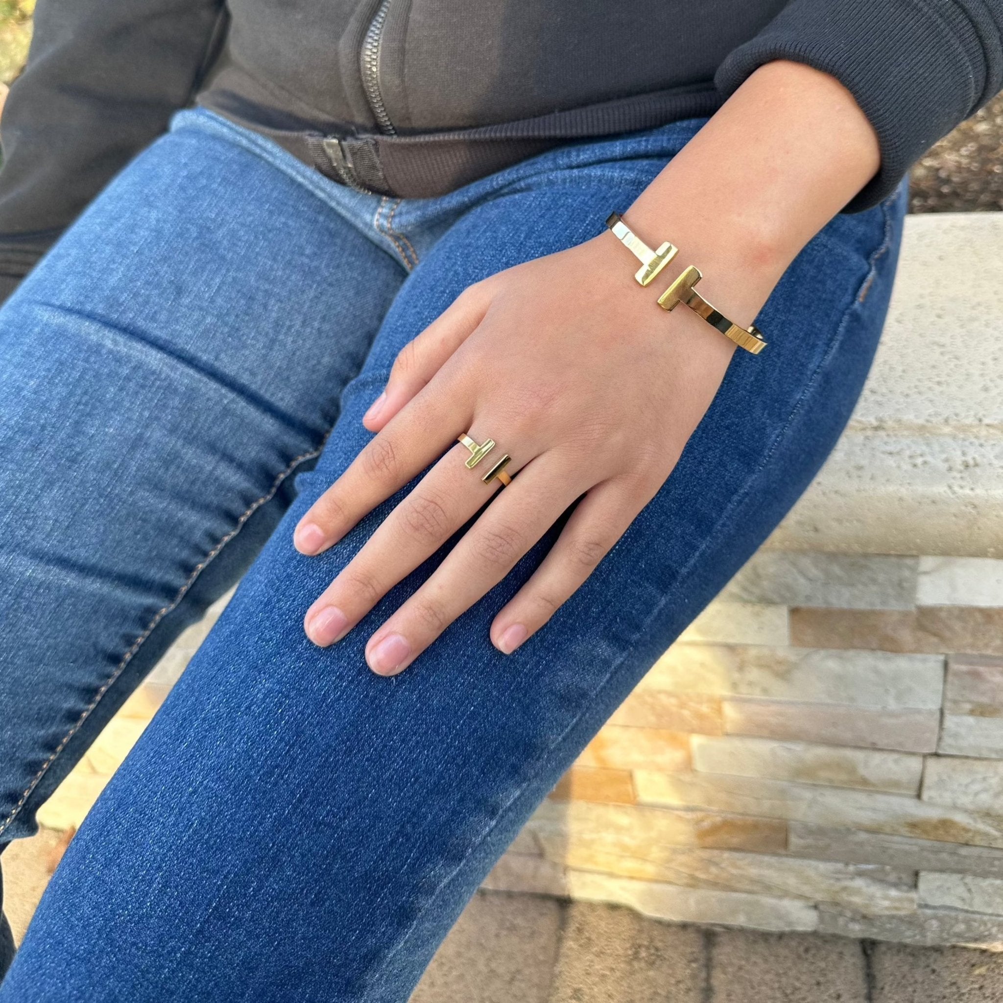 Double T Ring