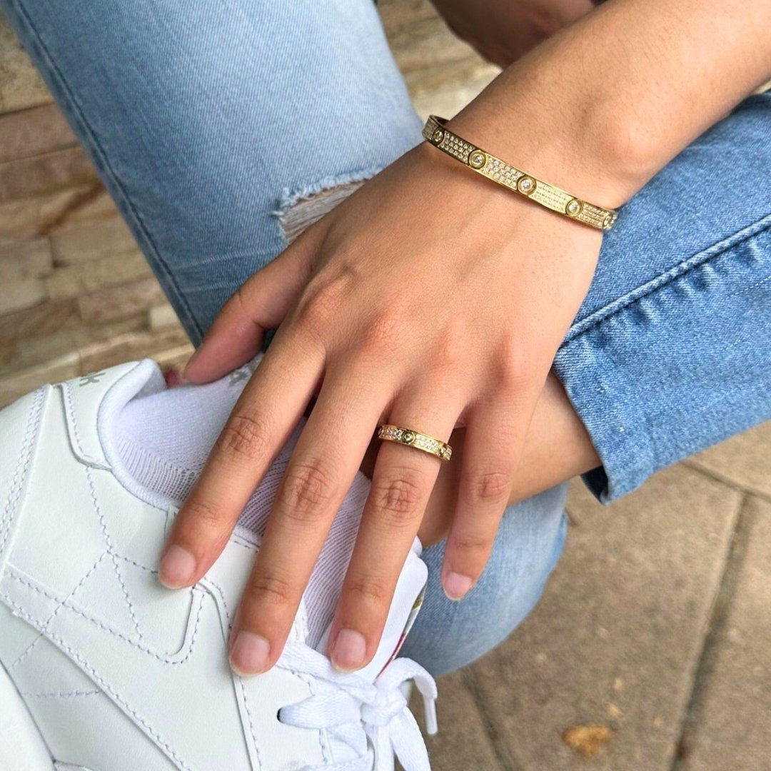 Anillo de rosca de oro de 18 k pavimentado con diamantes de dos filas