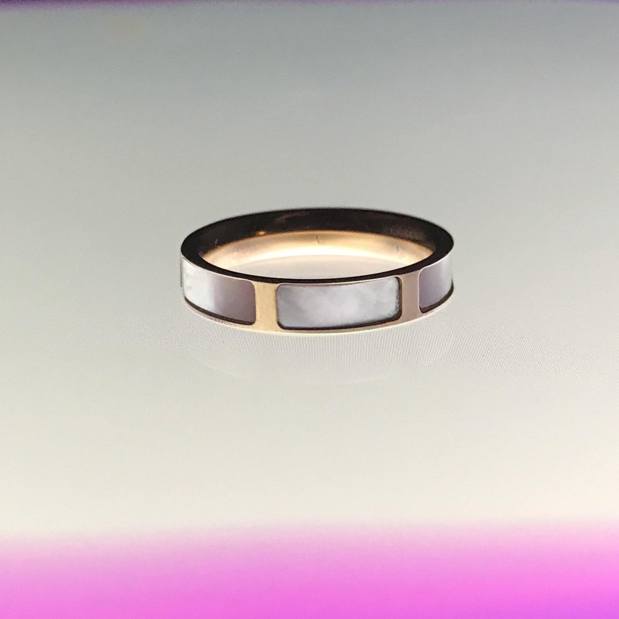 18k Rose Gold Cowrie Mother Of Pear Ring - 1 Øak