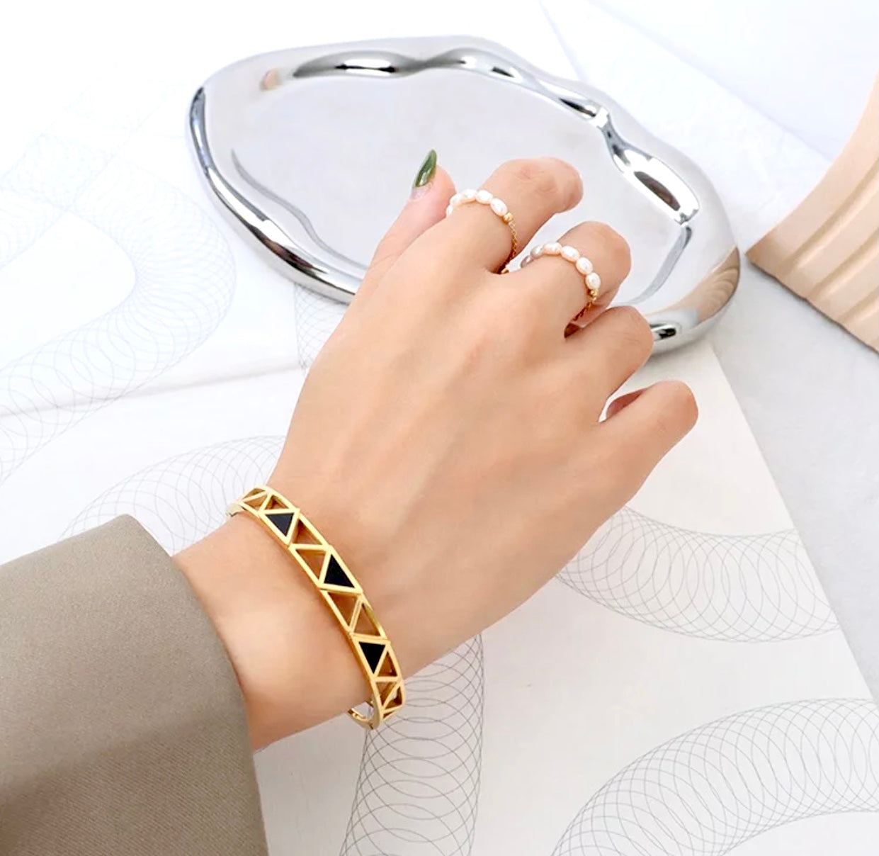 Women's 18k Gold Black Enamel Cuff Bracelet Bangle - 1 Øak
