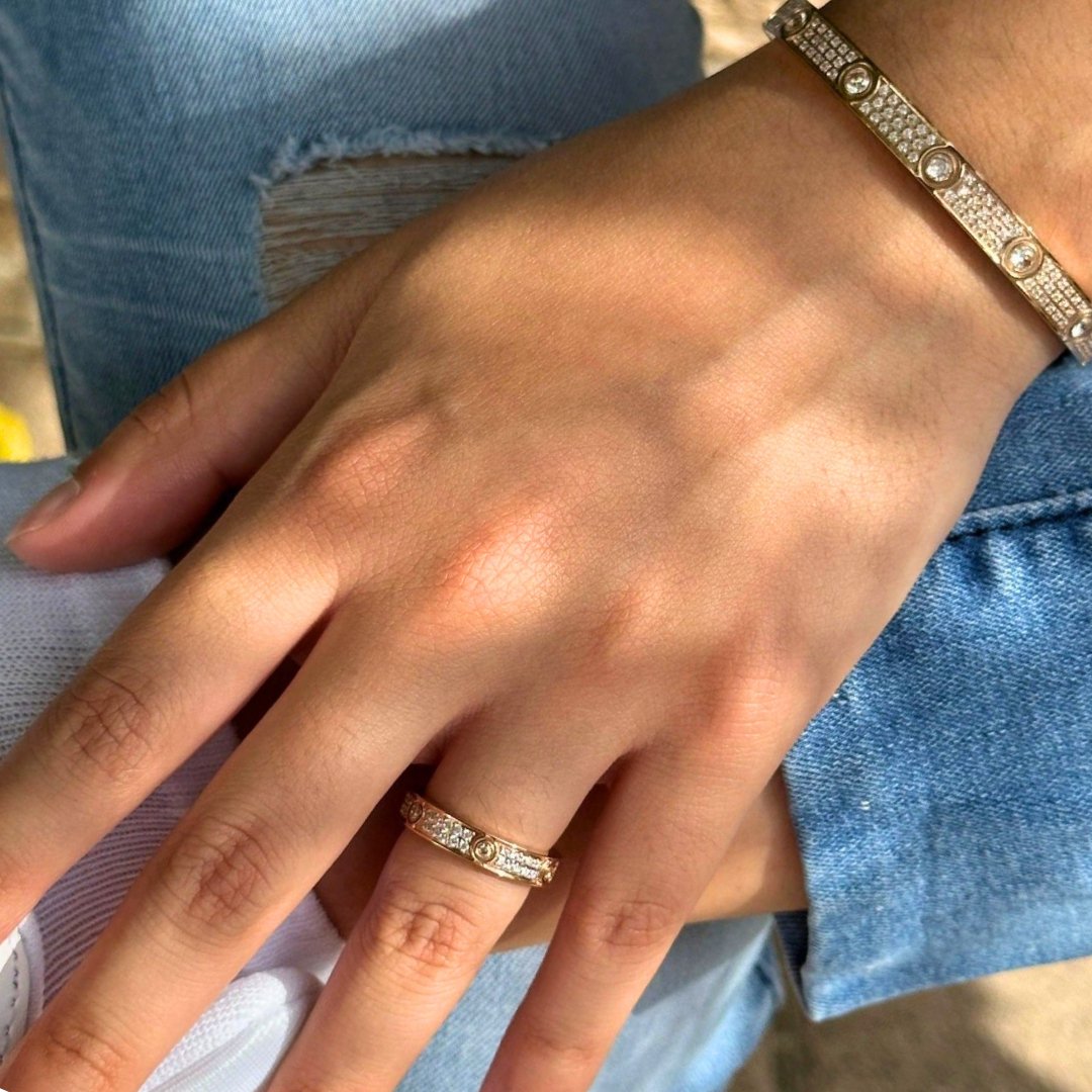 Anillo de rosca de oro de 18 k pavimentado con diamantes de dos filas
