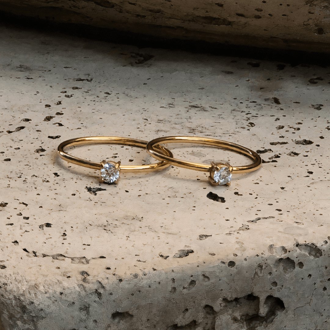 18k Gold Mini Solitaire Dainty Ring - 1 Øak