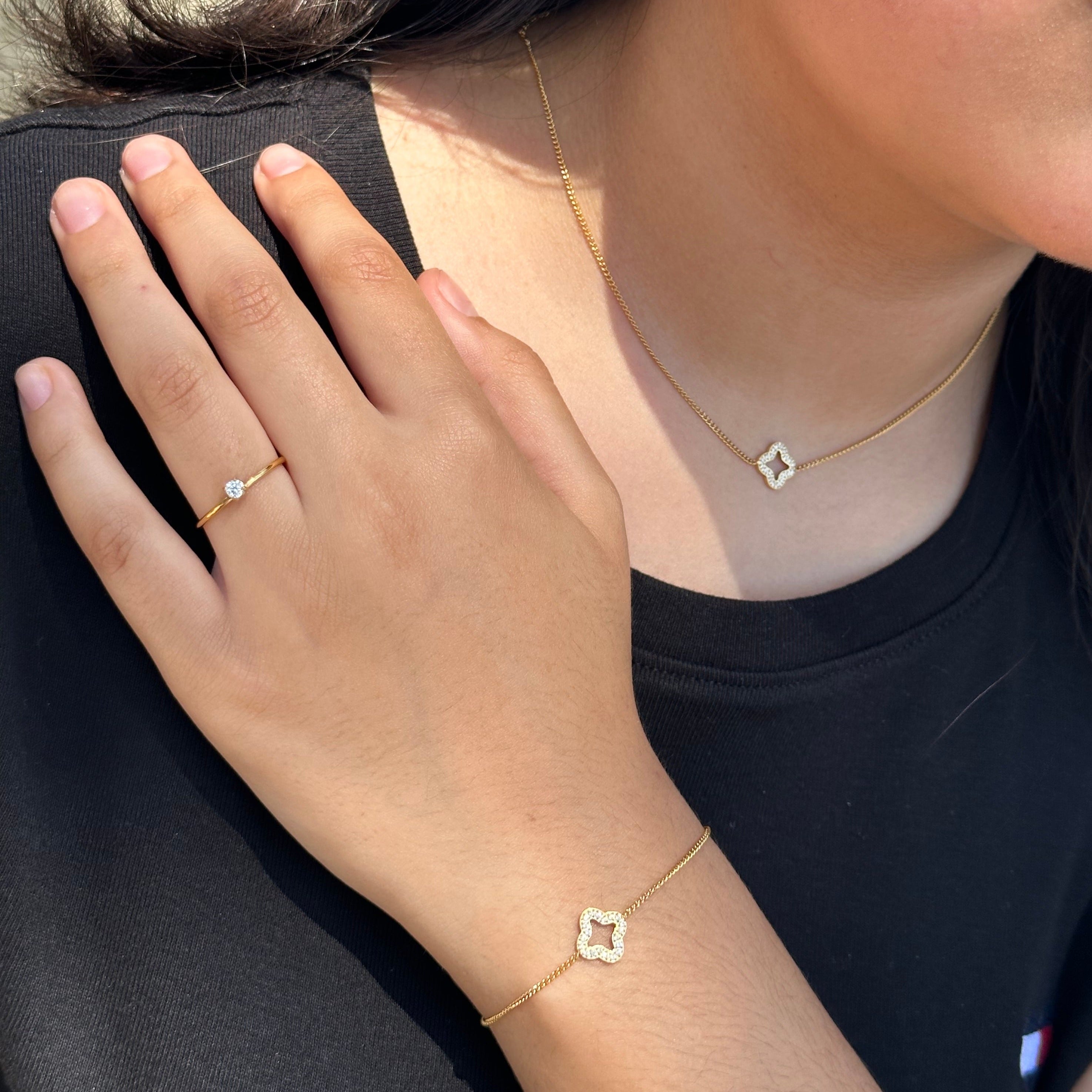 Anillo delicado con mini solitario de oro de 18 k 