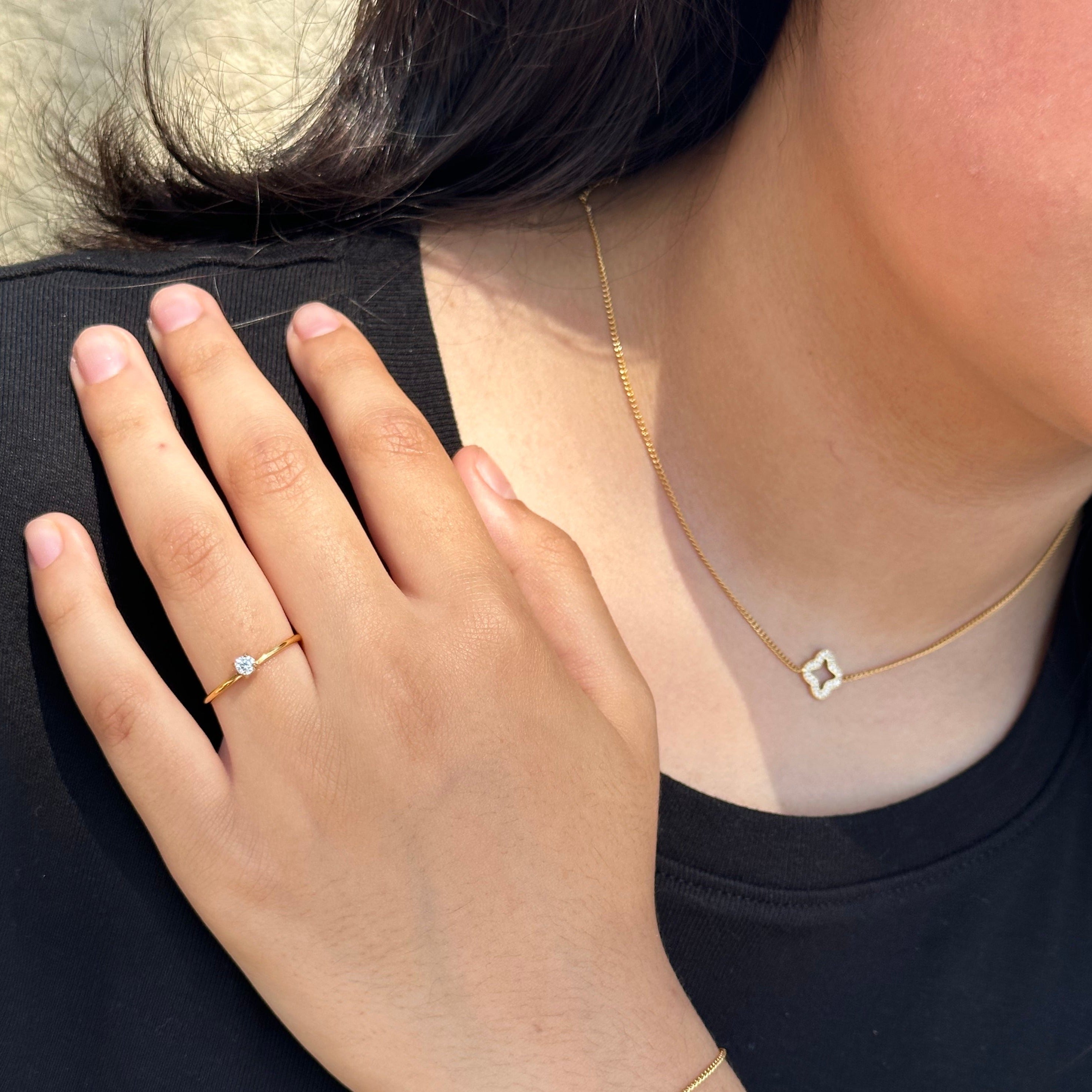 Anillo delicado con mini solitario de oro de 18 k 