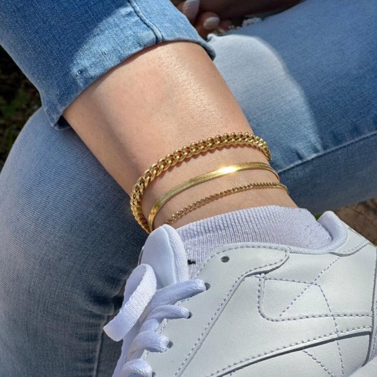 white sneakers and gold ankle bracelet inspo