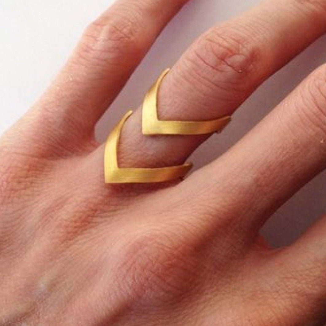gold-chevron-ring-womens-midi-ring